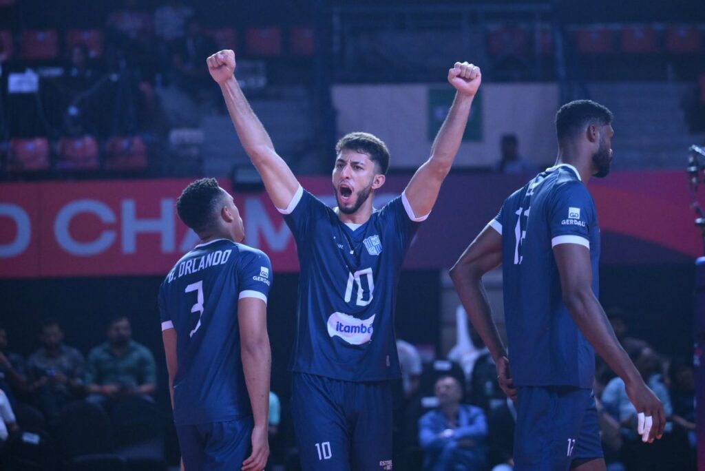 Marcus Coelho comemora em jogo Itambé Minas x Ahmedabad Defenders no Mundial de Clubes de Vôlei