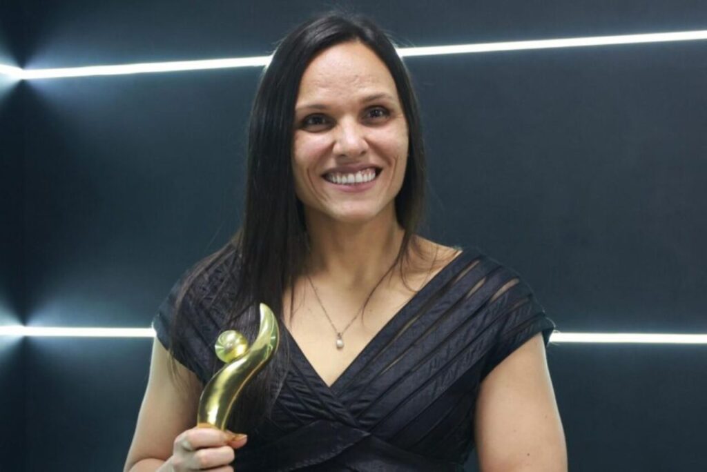 Carol Santiago posa com troféu de melhor nadadora no Prêmio Paralímpicos 2023