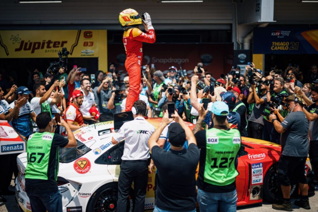 Ricardo Zonta comemora pole position na Stock Car 2023 em Interlagos