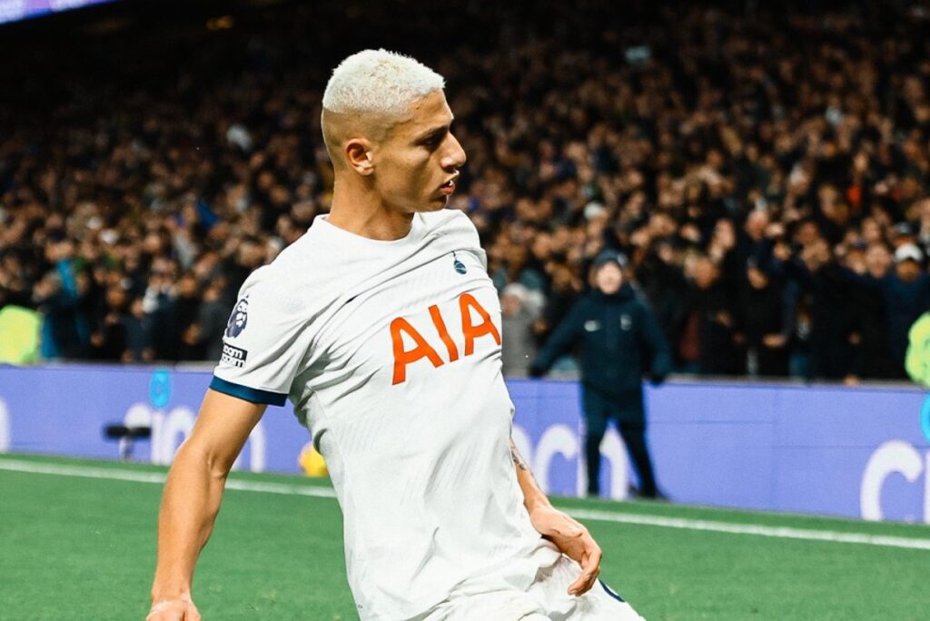 Richarlison, atacante do Tottenham, marca duas vezes contra o Newcastle, pela Premier League