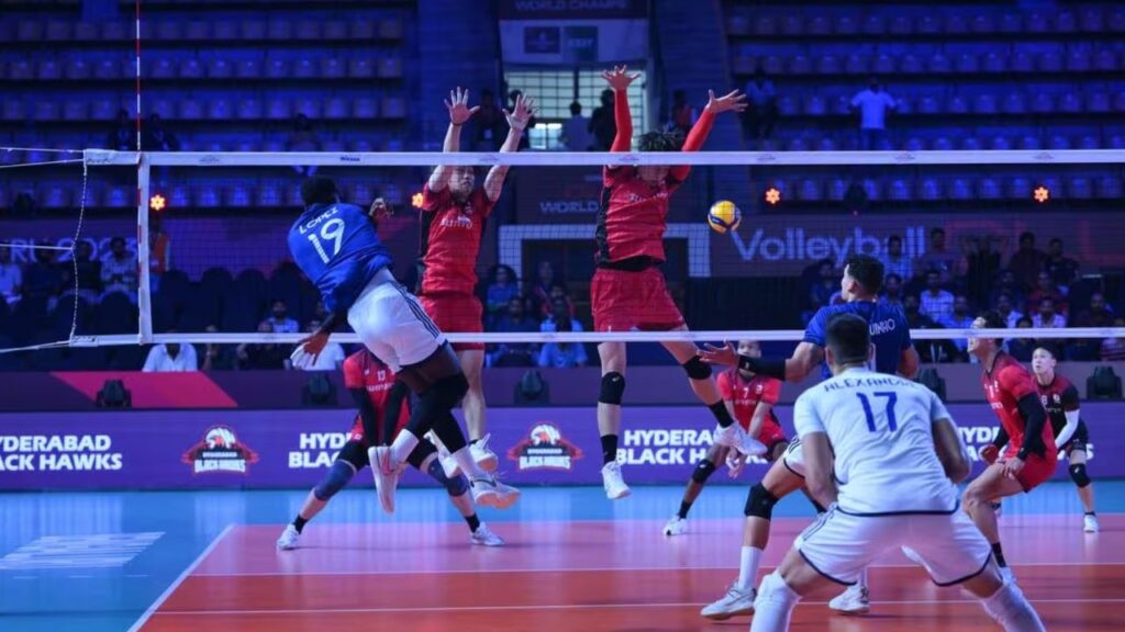 Miguel López ataca em lance do jogo Sada Cruzeiro x Suntory Sunbirds no Mundial de Clubes de Vôlei