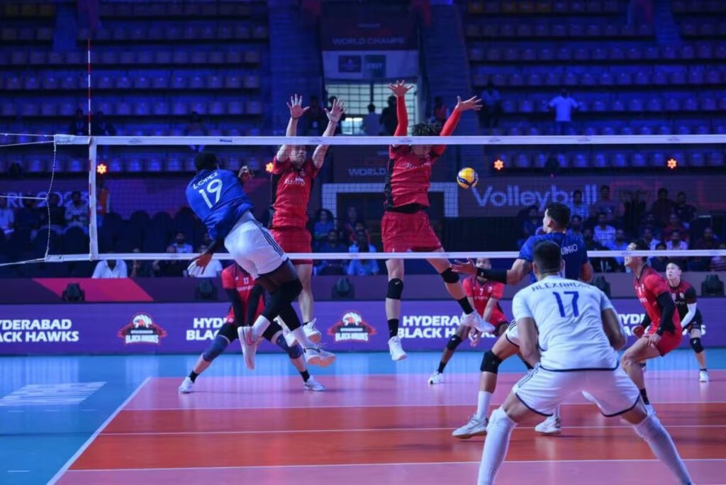 Miguel López ataca em lance do jogo Sada Cruzeiro x Suntory Sunbirds no Mundial de Clubes de Vôlei