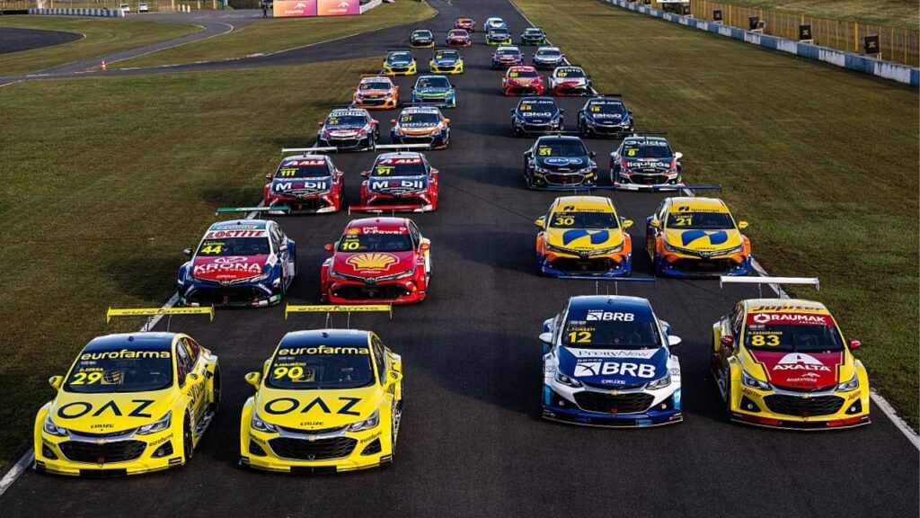 Carros da Stock Car na temporada 2023 alinhados em Goiânia