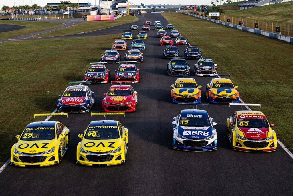 Carros da Stock Car na temporada 2023 alinhados em Goiânia