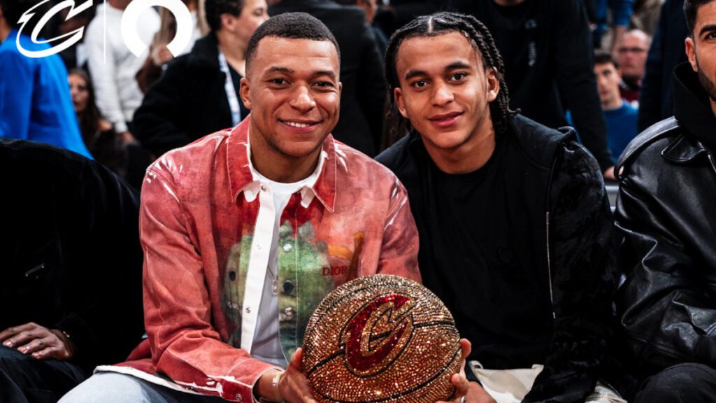 Estrelas do futebol assistem partida da NBA. Foto: Divulgação/Cleveland Cavaliers.